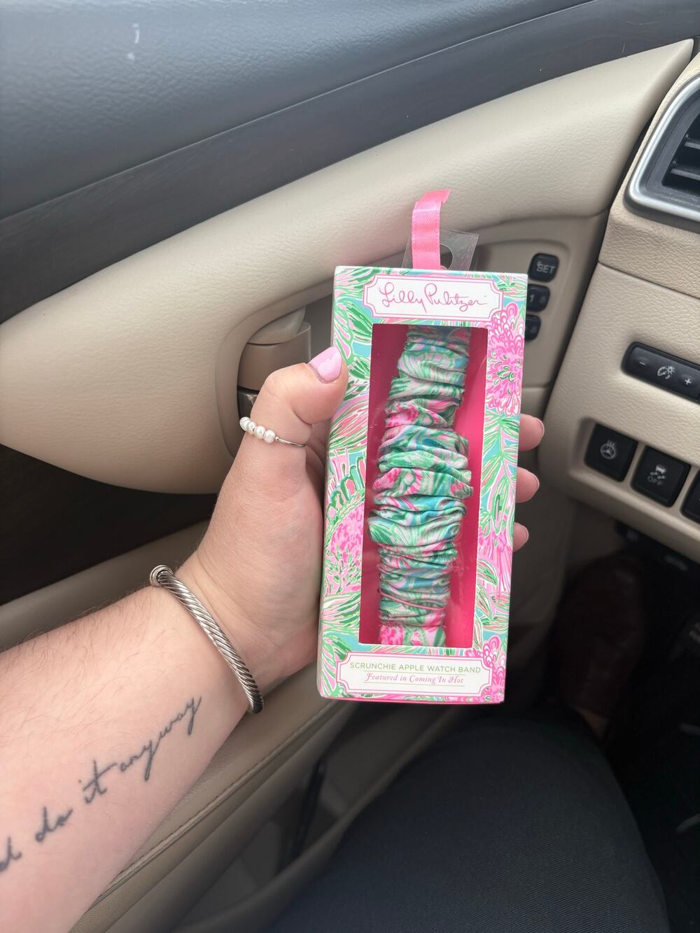 NWT Lilly Pulitzer Scrunchie Apple Watch Band in the pattern "Coming in Hot"